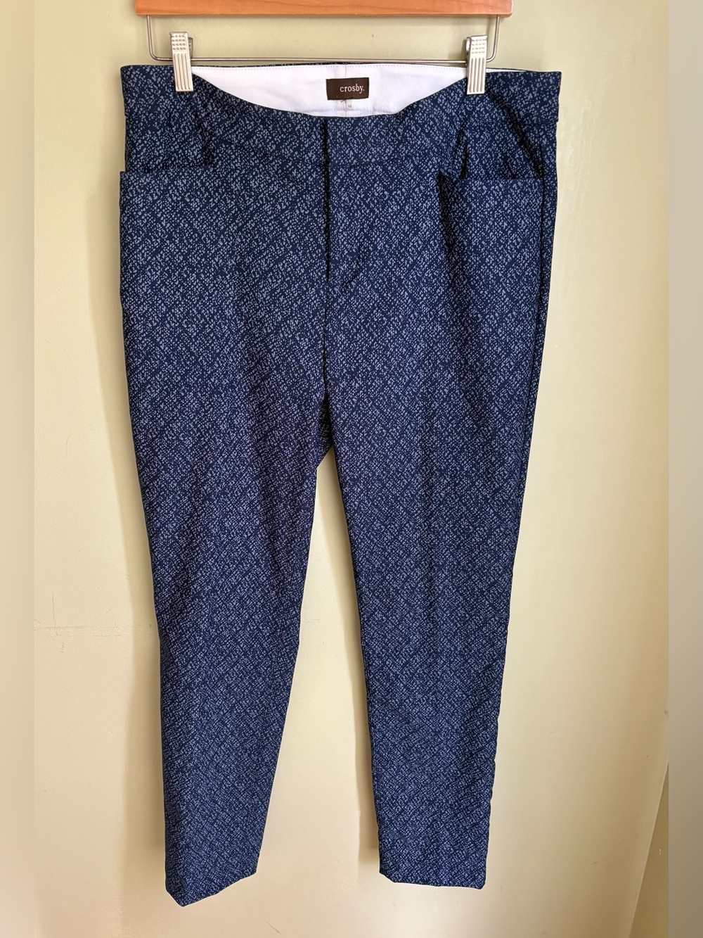 Crosby Madison Ankle Pants size 12. Navy/light blue cropped ankle pants. Nice!